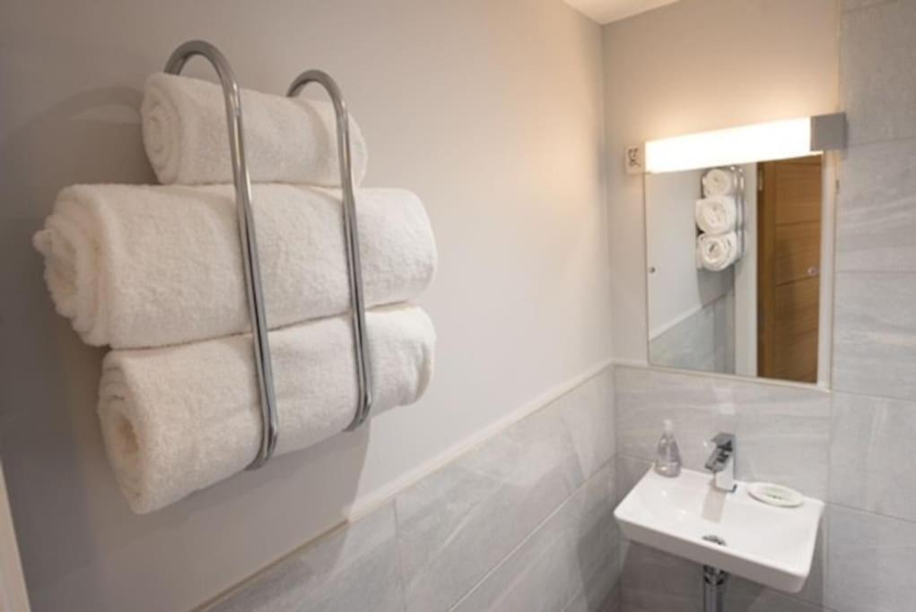 Beautiful, Spacious 1 Bed Flat ブレントウッド エクステリア 写真