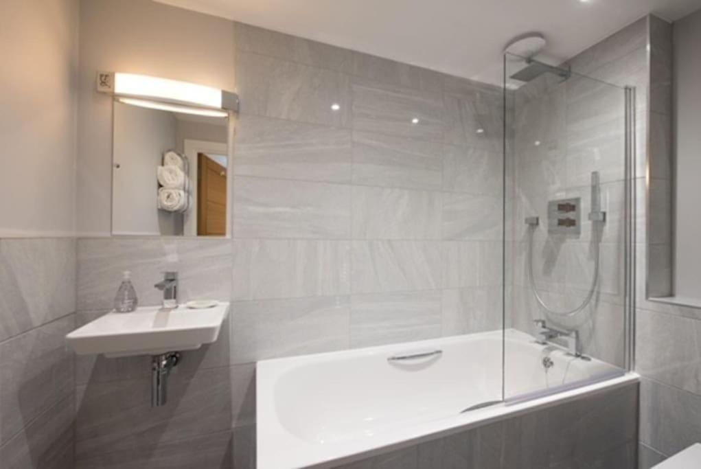 Beautiful, Spacious 1 Bed Flat ブレントウッド エクステリア 写真