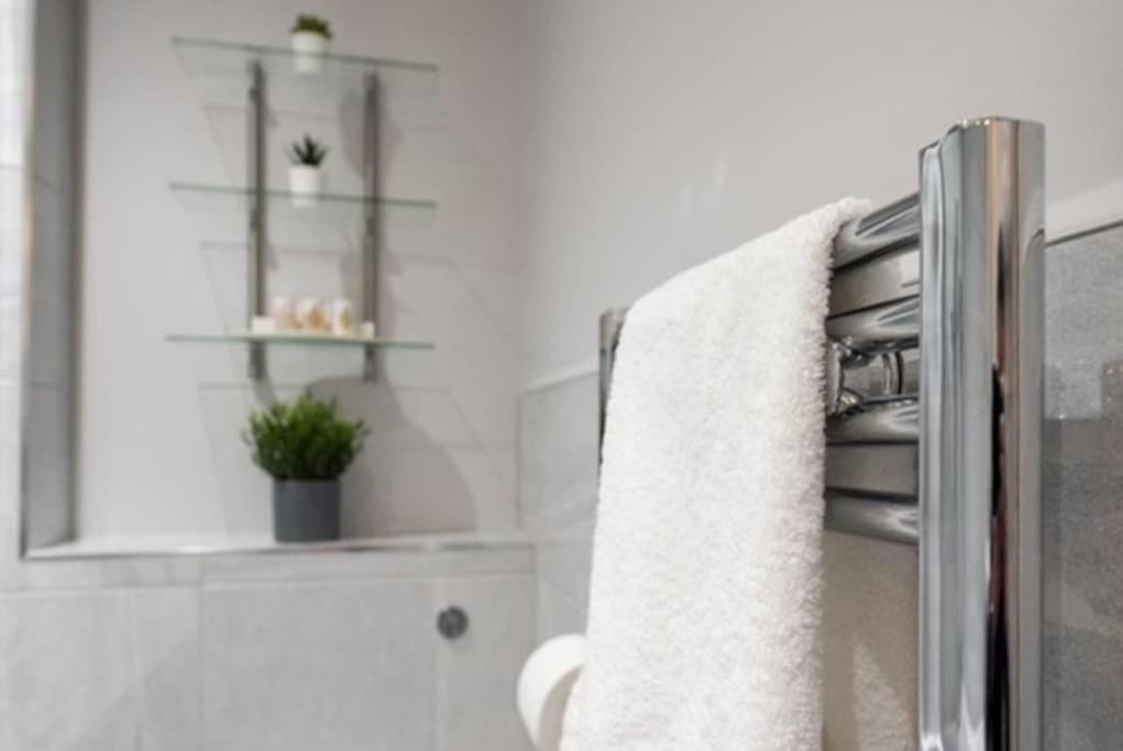 Beautiful, Spacious 1 Bed Flat ブレントウッド エクステリア 写真